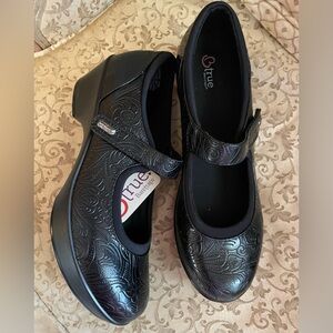 NWT! Bare Traps Mary Jane Shoes - Cooper- Black Tool - 10M